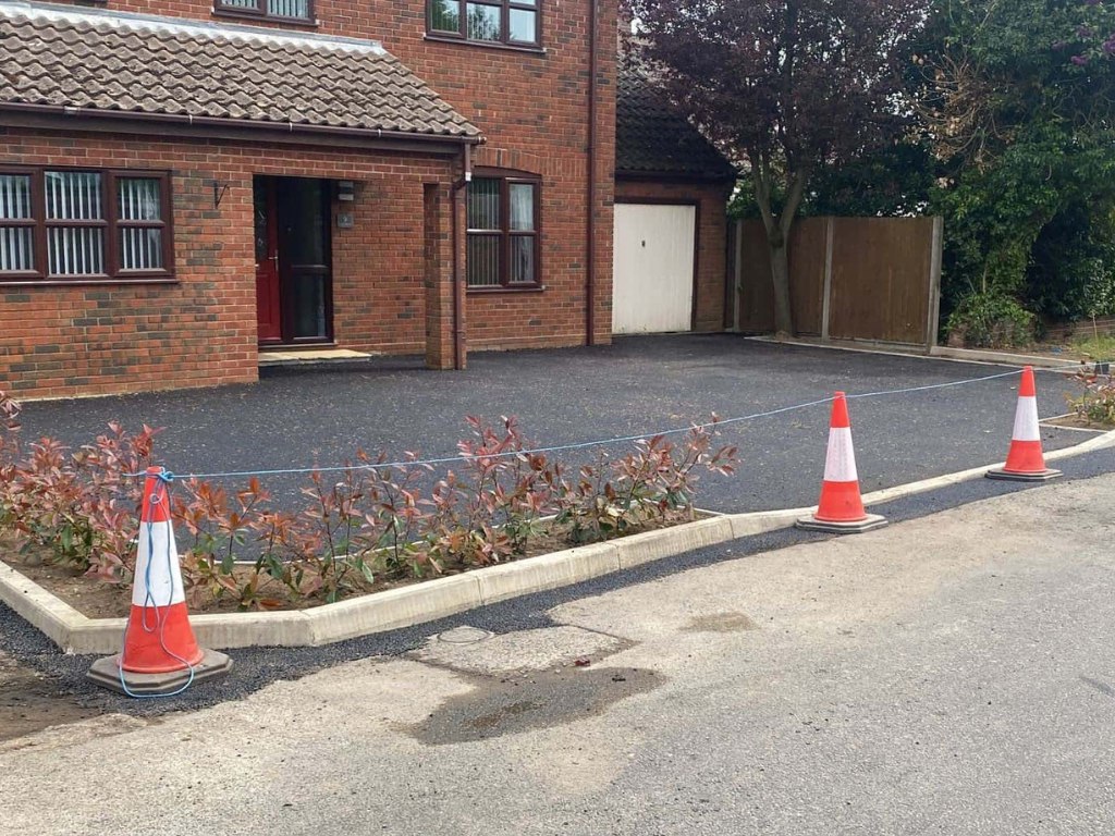 This is a newly installed tarmac driveway just installed by Maidstone Driveways